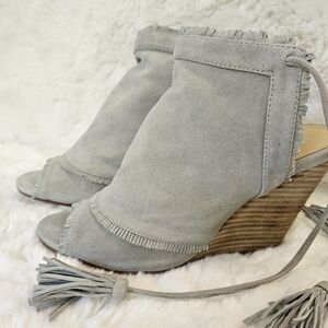 Kristin Cavallari Chinese Laundry Grey Suede Fringe Open Toe Wedge Sandals 7M